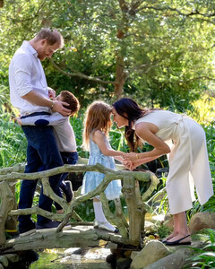 Меган Маркл и принц Гарри поделились милым фото повзрослевших детей