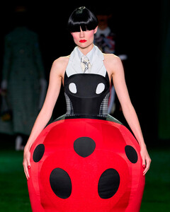 Thom Browne превратил показ сезона весна-лето 2027 в путешествие в страну насекомых