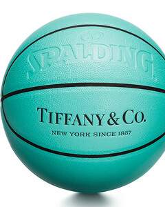 Японский Tiffany & Co выпустил мячи и скейтборды в цвете «тиффани»