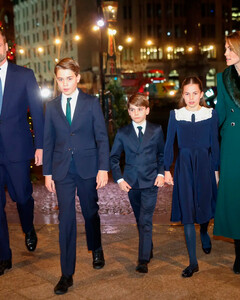 Подросшие принц Джордж, принцесса Шарлотта и принц Луи появились на рождественской службе в Лондоне