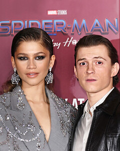 Больше не скрываются: Том Холланд и Зендая пришли вместе на премьеру фильма «Человек-паук: Нет пути домой»