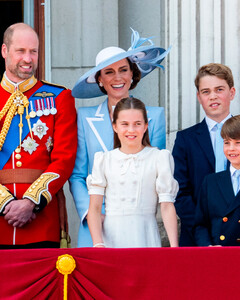 Кейт Миддлтон и принц Уильям появились на параде Trooping the Colour вместе с королём