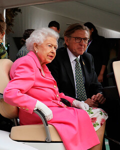 «Уходить я не собираюсь!»: королева Елизавета II посетила цветочную выставку RHS Chelsea 2022 в Лондоне