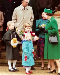 Привет из 80-х: в сеть попали невиданные ранее фотографии королевской семьи во время отдыха в Сандрингеме