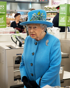 В каком магазине королева Елизавета II покупает подарки для своей семьи?