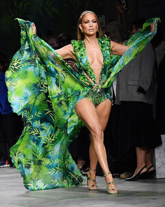 Versace выставил на продажу зелёное платье Дженнифер Лопес
