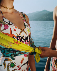 Versace вдохновляет на отдых новой пляжной коллекцией