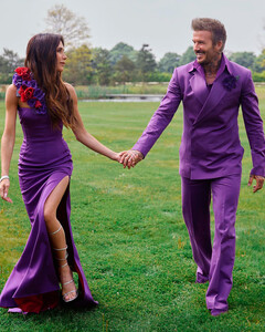 Виктория и Дэвид Бекхэмы снова надели свои легендарные фиолетовые свадебные наряды