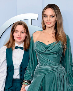 Вивьен Джоли появилась на красной дорожке Tony Awards 2024 вместе с мамой
