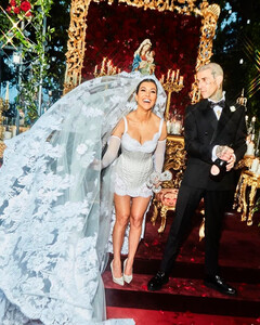 La Dolce Vita! Свадьба Кортни Кардашьян и Трэвиса Баркера спонсировалась Dolce & Gabbana