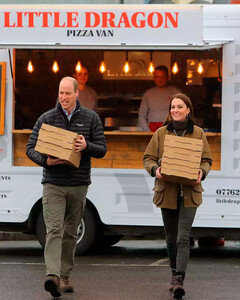 Кейт Миддлтон и принц Уильям ненадолго стали доставщиками пиццы