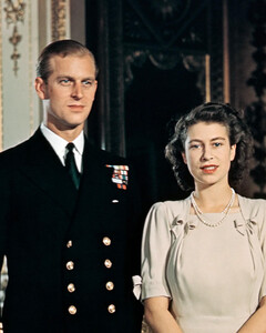 Почему королева Елизавета II и принц Филипп были вынуждены отложить объявление о своей помолвке на целый год?