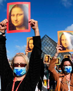 В Лувре прошла акция в поддержку прав женщин