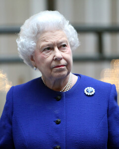 Елизавета II запретила Меган Маркл и принцу Гарри пользоваться королевским брендом