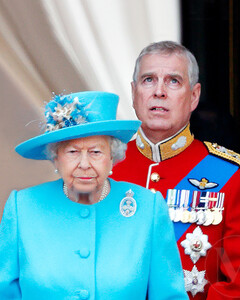 Елизавета II лично сообщила принцу Эндрю о снятии с него королевского титула