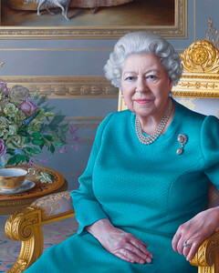 Елизавете II представили её портрет в режиме онлайн