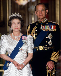 Королева Елизавета II заставила принца Филиппа бросить курить