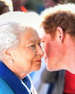 Королева планирует лишить принца Гарри всех воинских званий