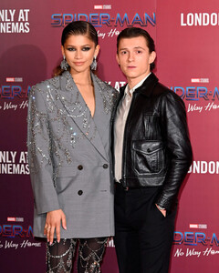 Зендея и Том Холланд поженились