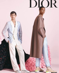 Ким Джонс снял «цветочного человечка» в своей первой рекламной кампании Dior Men