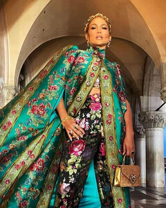 Цветы, парча, каменья: королевский образ Дженнифер Лопес на шоу Dolce & Gabbana в Венеции