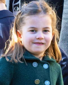 Маленькая модница: почему принцесса Шарлотта любит одалживать солнцезащитные очки у своей мамы Кейт Миддлтон?