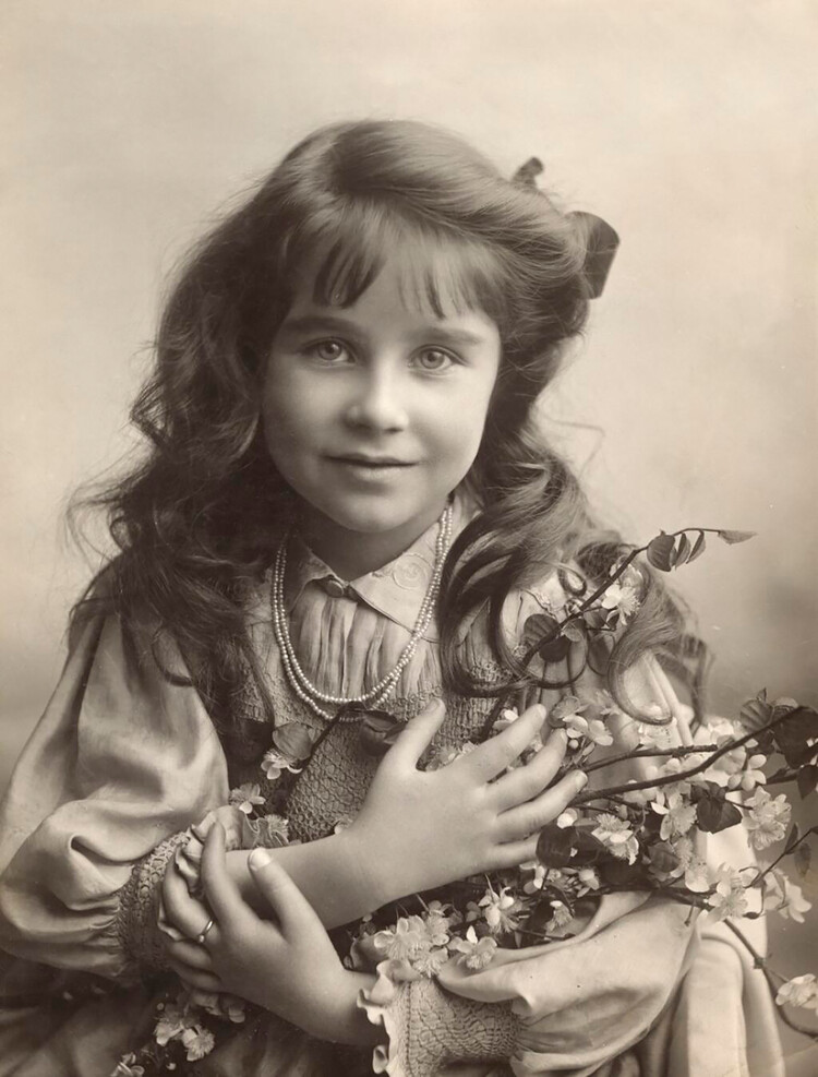 Детское фото Елизаветы будущей Королева-матери 01 января 1910 года