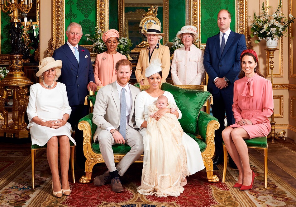 Крещение сына герцога и герцогини Сассекских, Арчи Маунтбеттен-Виндзора с членами королевской семьи и фрейлинами королевы Елизаветы II (слева направо) Камилла, герцогиня Корнуолльская, принц Чарльз, г-жа Дория Рэгланд, леди Джейн Феллоуз, леди Сара Маккоркодейл, принц Уильям и герцогиня Кетрин в Зелёной гостиной в Виндзорском замке 6 июля 2019 года в Виндзоре, Великобритания