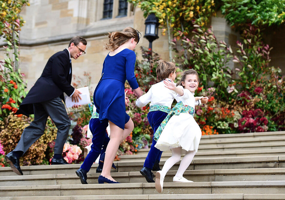Леди Луиза помогает детям подняться по ступеням часовни Святого Георгия в день свадьбы принцессы Евгении и Джека Бруксбэнка