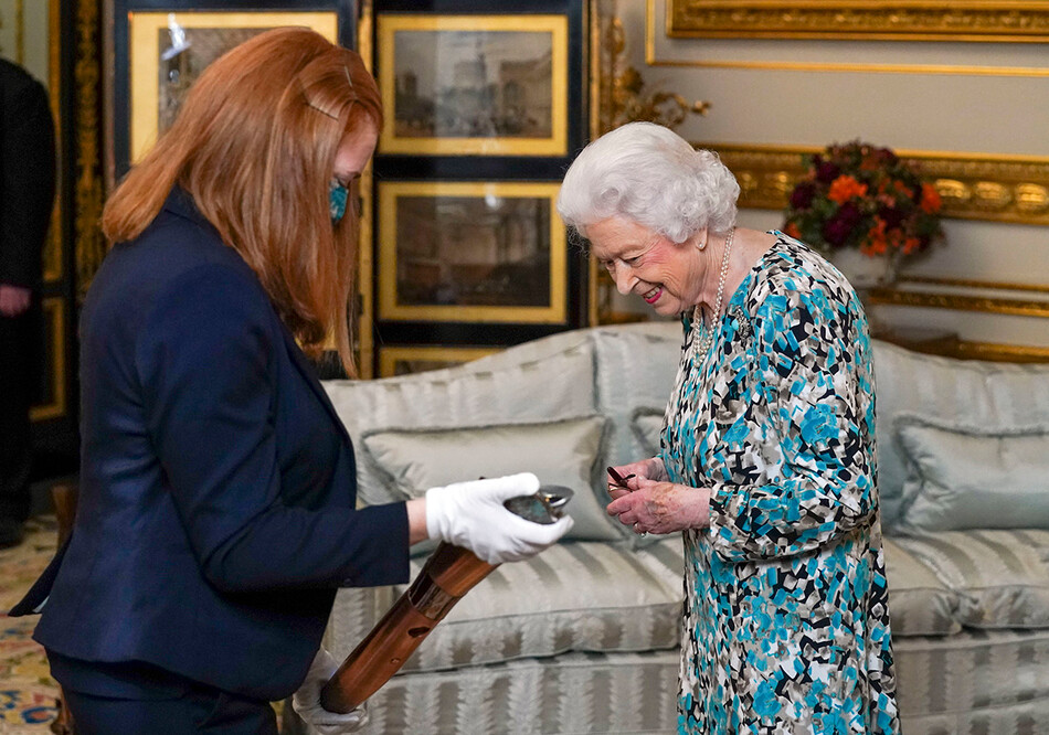 Королева Елизавета II смотрит на эстафету Игр Содружества Бирмингема 2022 года во время эстафеты Батон для Бирмингема 2022 года, XXII Игр Содружества в Букингемском дворце 7 октября 2021 года в Лондоне, Англия