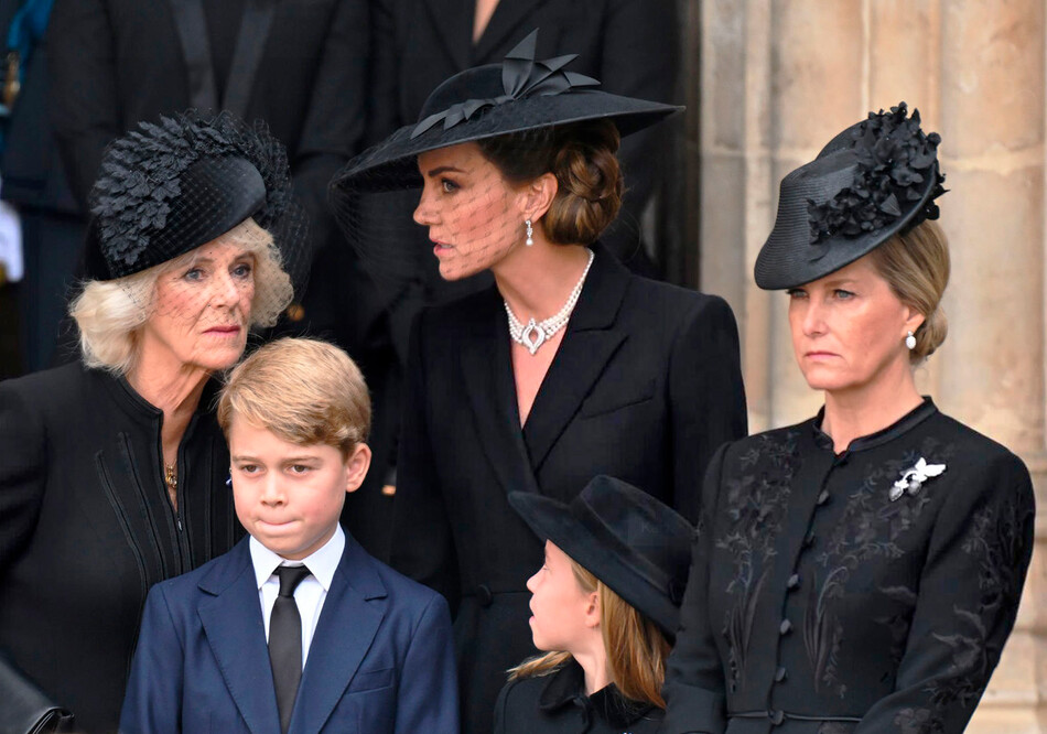 Камилла, королева-консорт, принц Джордж Уэльский, Кэтрин, принцесса Уэльская, принцесса Шарлотта Уэльская и Софи, графиня Уэссекская, во время государственных похорон королевы Елизаветы II в Вестминстерском аббатстве 19 сентября 2022 года, Лондон, Англия