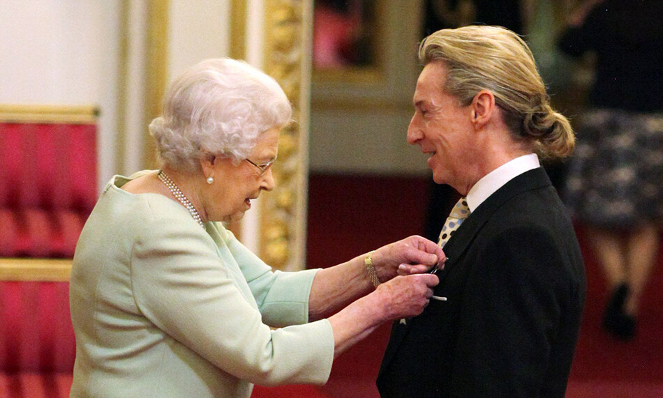Королева Елизавета II награждает личного парикмахера Яна Кармайкла орденом Виктории на церемонии в Букингемском дворце, 2017