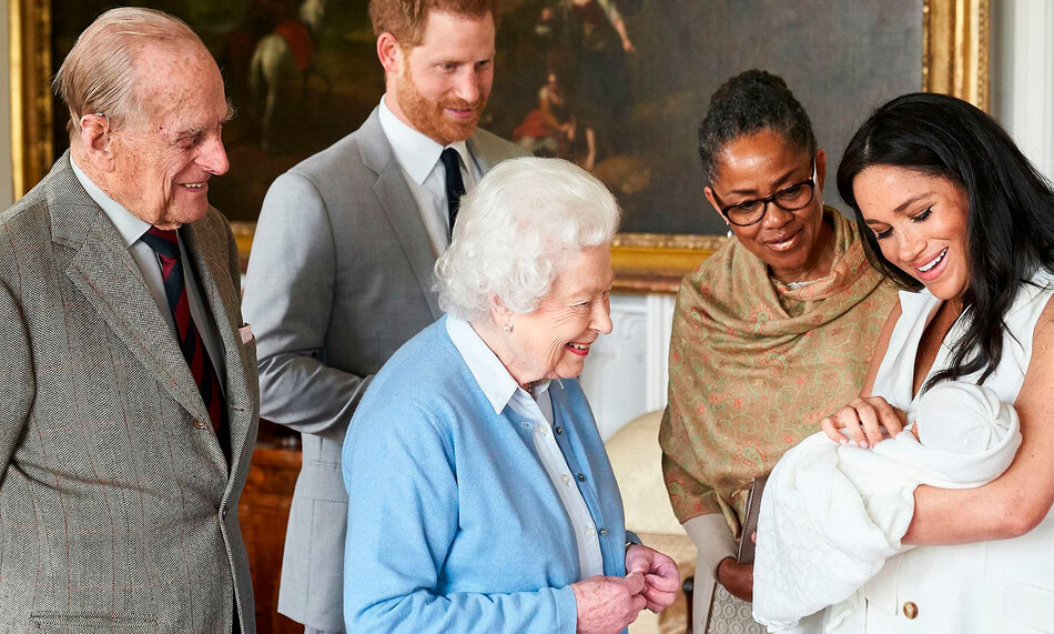Принц Гарри и Меган Маркл с Дорией Рэгланд знакомят новорождённого сына Арчи Харрисона Маунтбэттен-Виндзора с королевой Елизаветой II и принцем Филиппом в Виндзорском замке 8 мая 2019 года в Виндзоре, Англия