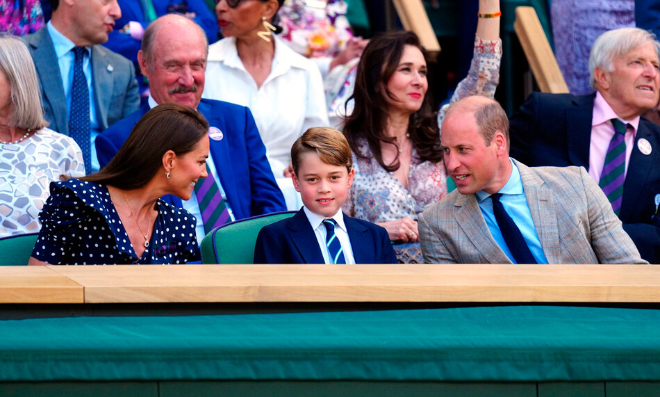 Кэтрин, герцогиня Кембриджская, принц Джордж Кембриджский и принц Уильям, герцог Кембриджский, приняли участие в финале Уимблдонского мужского одиночного разряда во Всеанглийском клубе лаун-тенниса и крокета 10 июля 2022 года в Лондоне, Англия