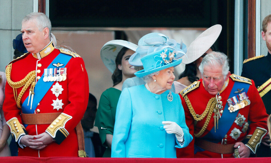 Принц Эндрю, Елизавета II и принц Чарльз на балконе Букингемского дворца во время парада Trooping The Colour 9 июня 2018 года в Лондоне, Англия&nbsp;