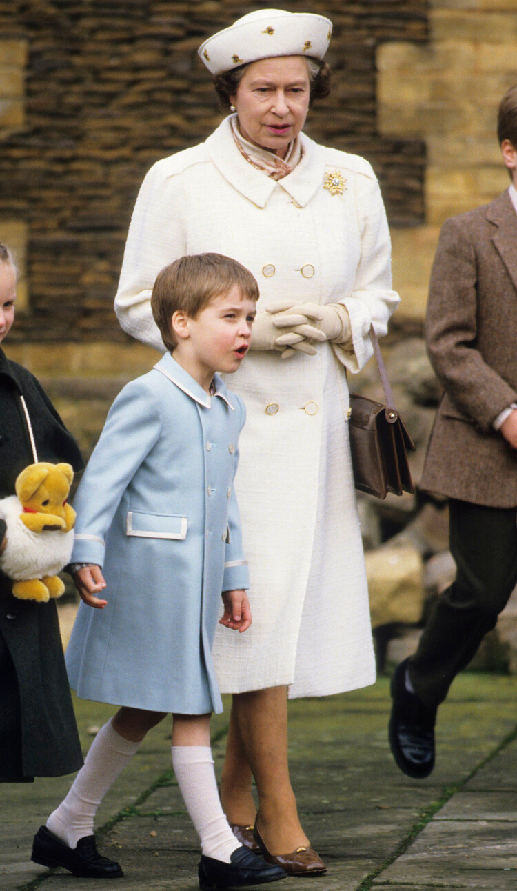 Принц Уильям со своей бабушкой Королевой Елизаветой II в Сандрингеме, 03 января 1988 года