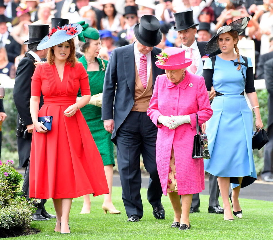Принцесса Евгения, королева Елизавета II и принцесса Беатрис c принцем Эндрю посещают Ladies Day of Royal Ascot 2017 на королевском ипподроме Аскот 22 июня 2017 года в Аскоте, Англия