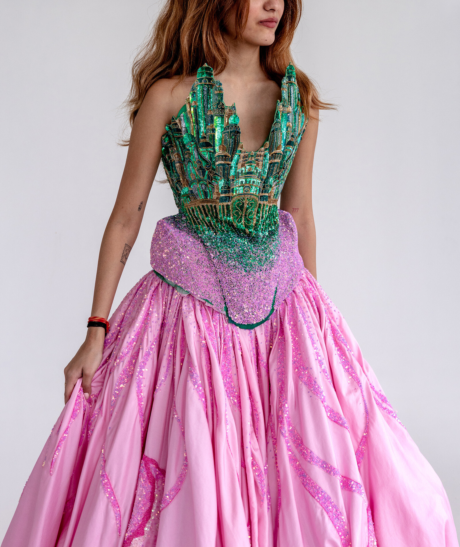 Ариана Гранде платье Rahul Mishra Couture Злая: Часть 2