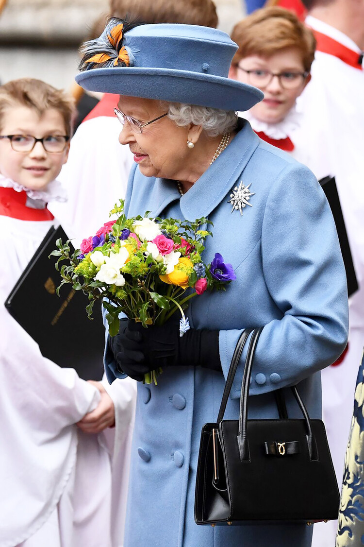 Королева Елизавета II с сумочкой Launer
