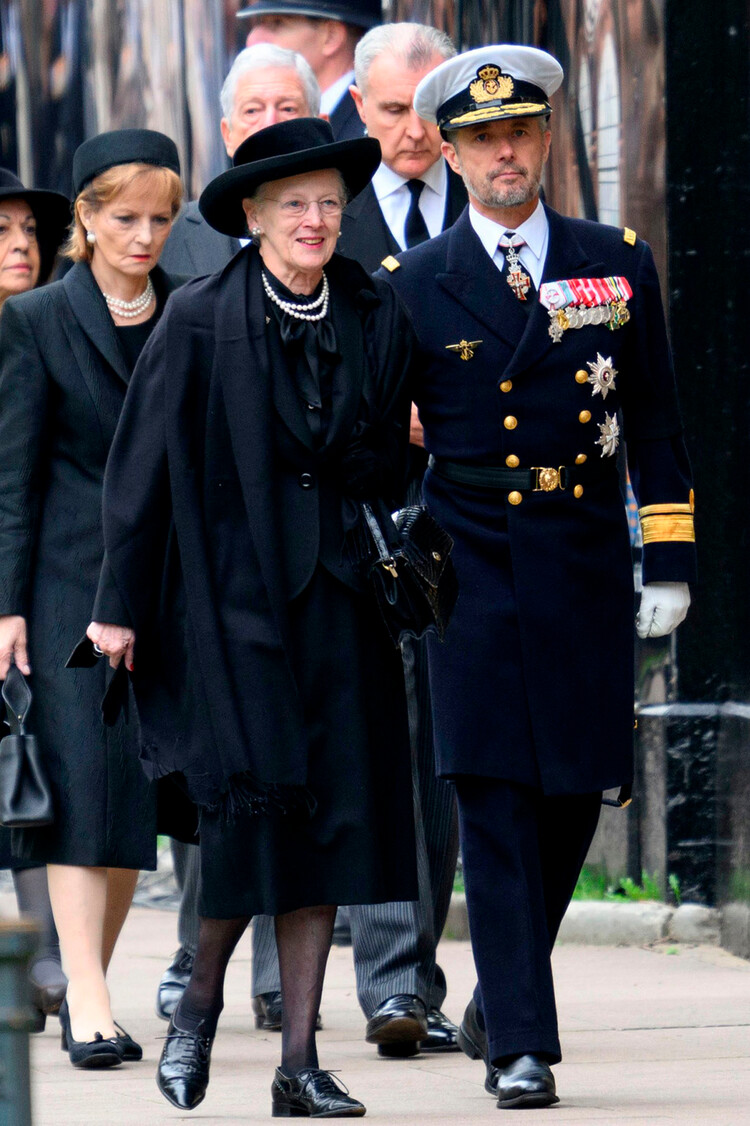 Королева и король Дании, Маргрете II и Фредерик с наследным принцем Дании, во время государственных похорон королевы Елизаветы II в Вестминстерском аббатстве 19 сентября 2022 года в Лондоне, Англия