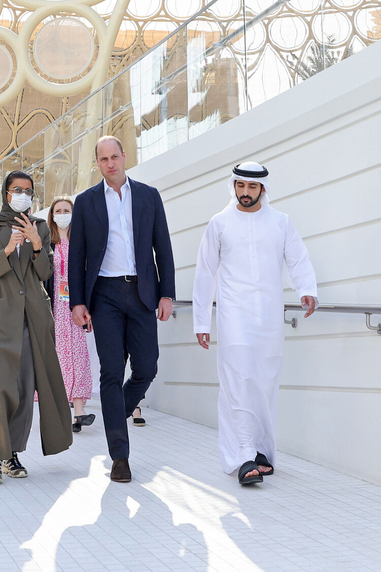 Принц Уильям, герцог Кембриджский, и Его Высочество шейх Хамдан бин Мохаммед бин Рашид Аль Мактум, наследный принц Дубая, во время экскурсии по павильону ОАЭ на выставке Expo2020, Дубай, 10 февраля 2022 года в Дубае
