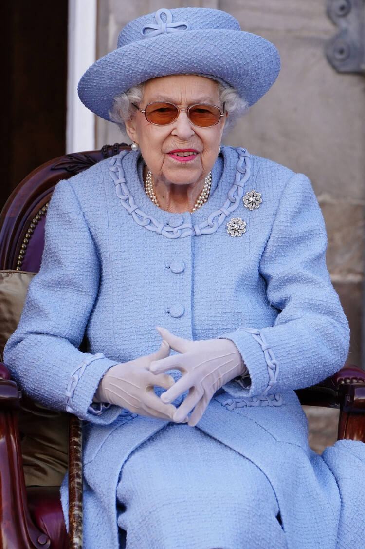 Королева Елизавета II принимают парад Королевской роты лучников Реддендо в садах дворца Холируд 30 июня 2022 года в Эдинбурге, Великобритания