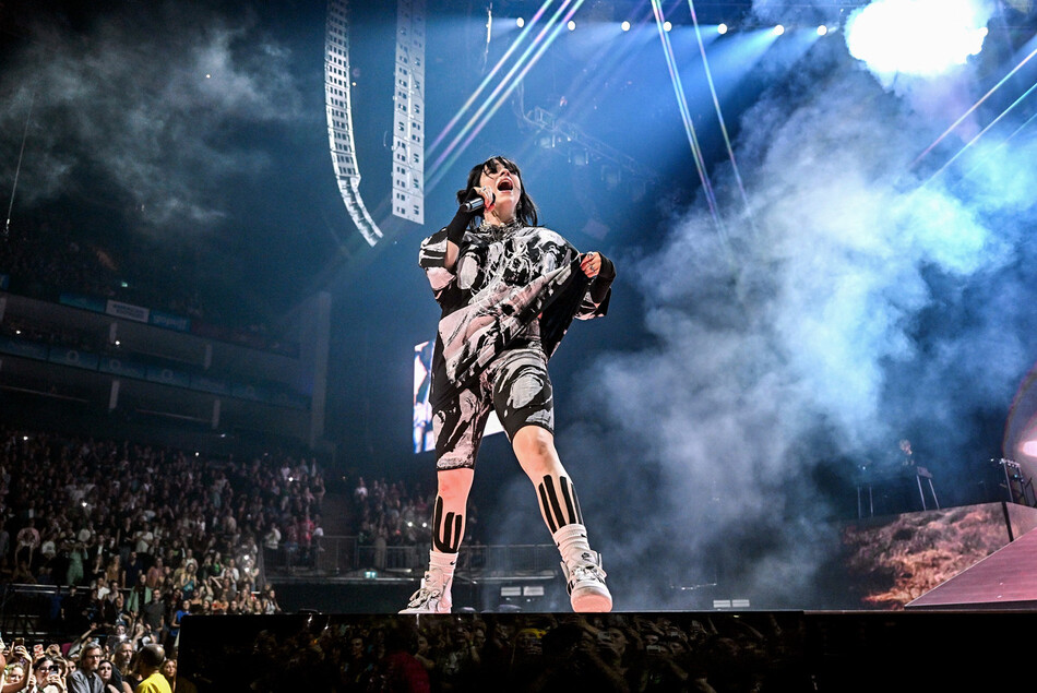 Билли Айлиш выступает на сцене во время своего мирового турне &laquo;Happier Than Ever World Tour&raquo; на арене O2 10 июня 2022 года в Лондоне, Англия