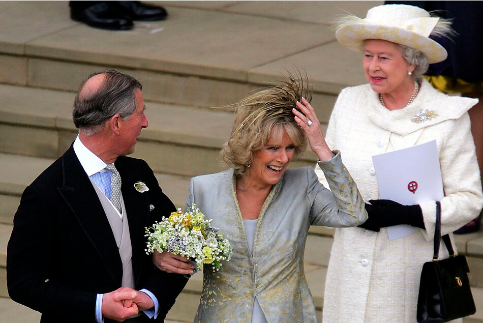 Королева Елизавета II поздравляет принца Чарльза и Камиллу Паркер-Боулз в день их свадьбы 9 апреля 2005 года возле часовни Святого Георгия в Виндзорском замке, Англия