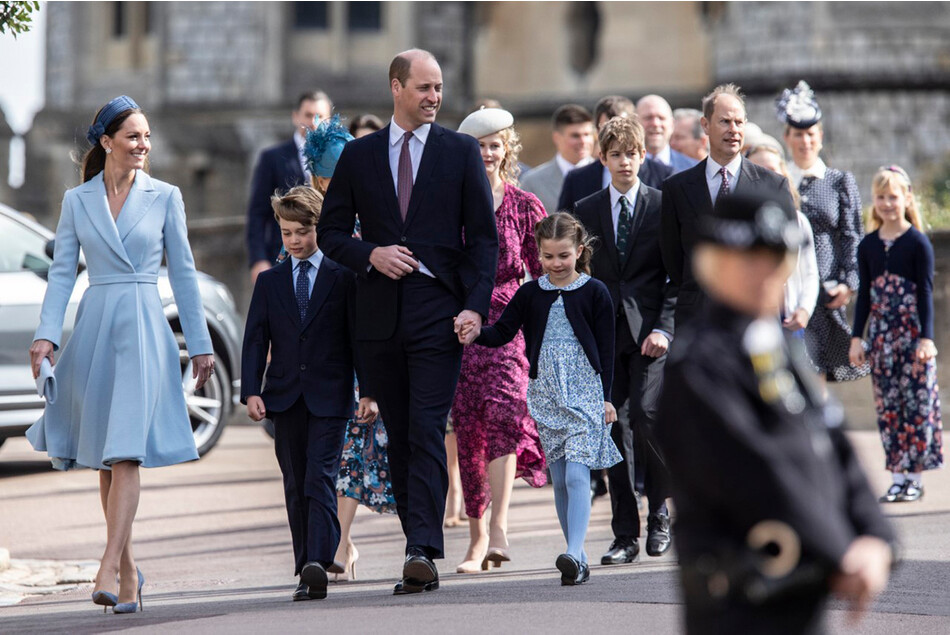 Члены королевской семьи Великобритании посещают традиционную пасхальную воскресную службу в часовне Святого Георгия на территории Виндзорского замка 16 апреля 2022 года в Виндзоре, Англия