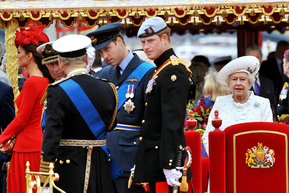 Принц Гарри во время празднования бриллиантового юбилея королевы Елизаветы II на реке Темзе во время театрализованного представления &laquo;Бриллиантовый юбилей реки Темзы&raquo; 3 июня 2012 года в Лондоне, Англия