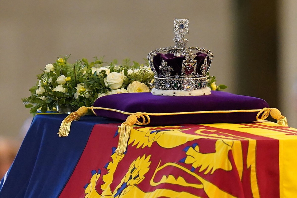 Корона Британской империи была водружена на гроб с королевой Елизаветой II во время церемонии прибытия катафалка с умершим монархом в Вестминстерский дворец 14 сентября 2022 года в Лондоне, Англия