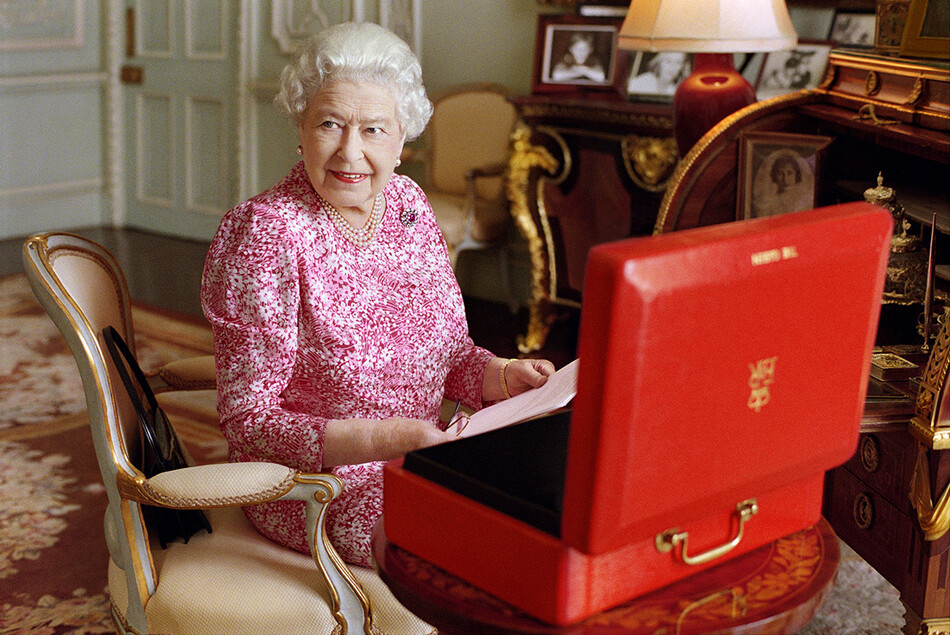 Елизавета II с красным чемоданчиком  1982