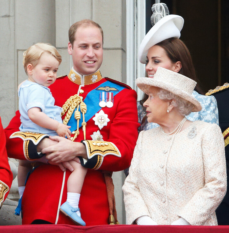 Почему Елизавета II может забрать подарки,&nbsp;подаренные принцам Джорджу, Луи и принцессе Шарлотте?