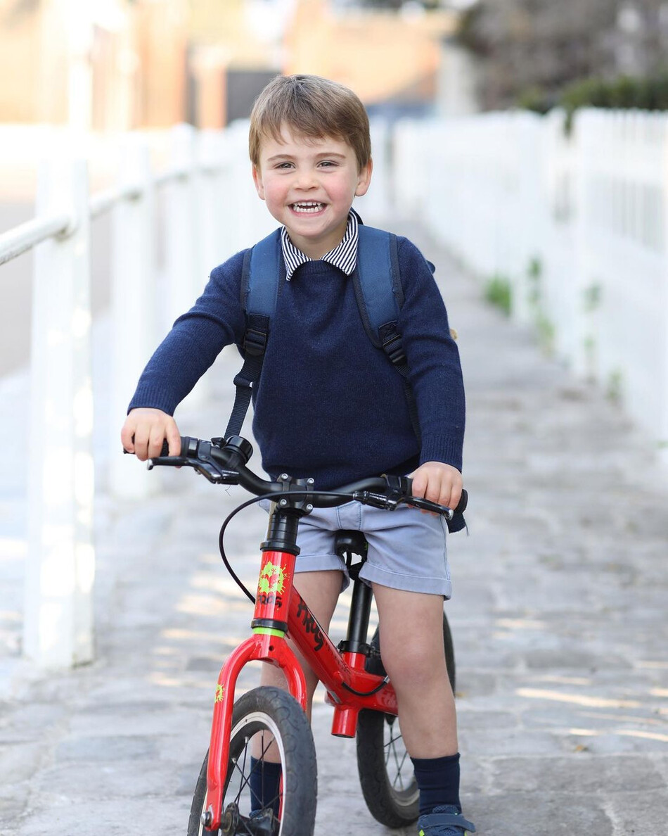 Принц Луи катается на велосипеде около дома, Кенсингтонского дворца 